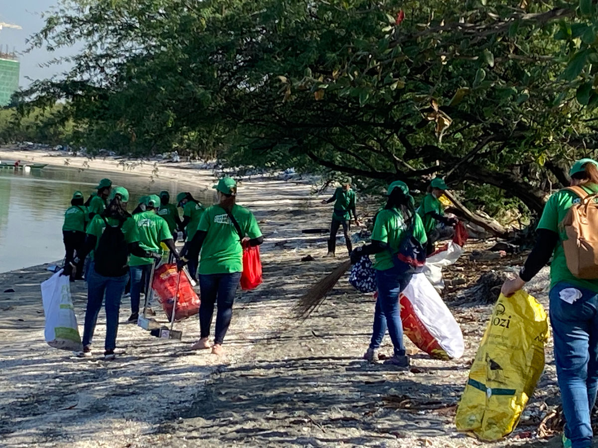 Coastal cleanup hustle and bustle (Las Piñas Wetland Park Coastal Cleanup, March 8, 2022)