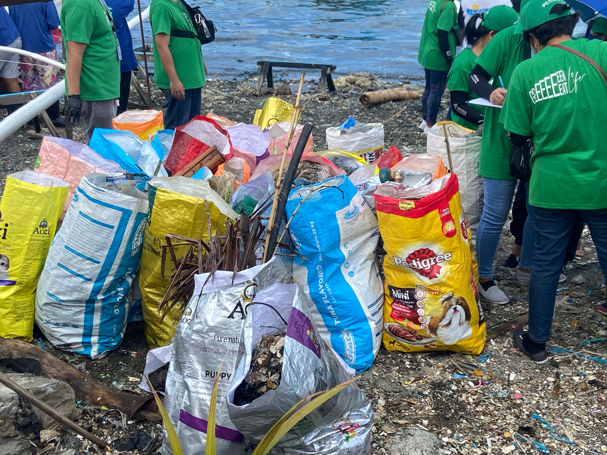 Tons of collected garbage at the coastal cleanup in Malabon (April 6, 2022)