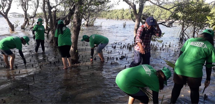 Planting mangroves tirelessly at Orion, Bataan (April 19, 2022)